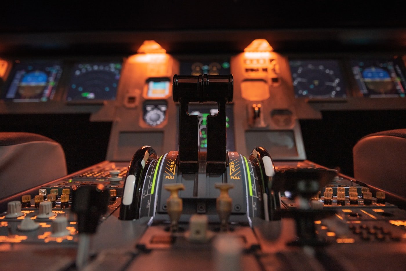 Airbus A320 flight deck controls and thrust levers